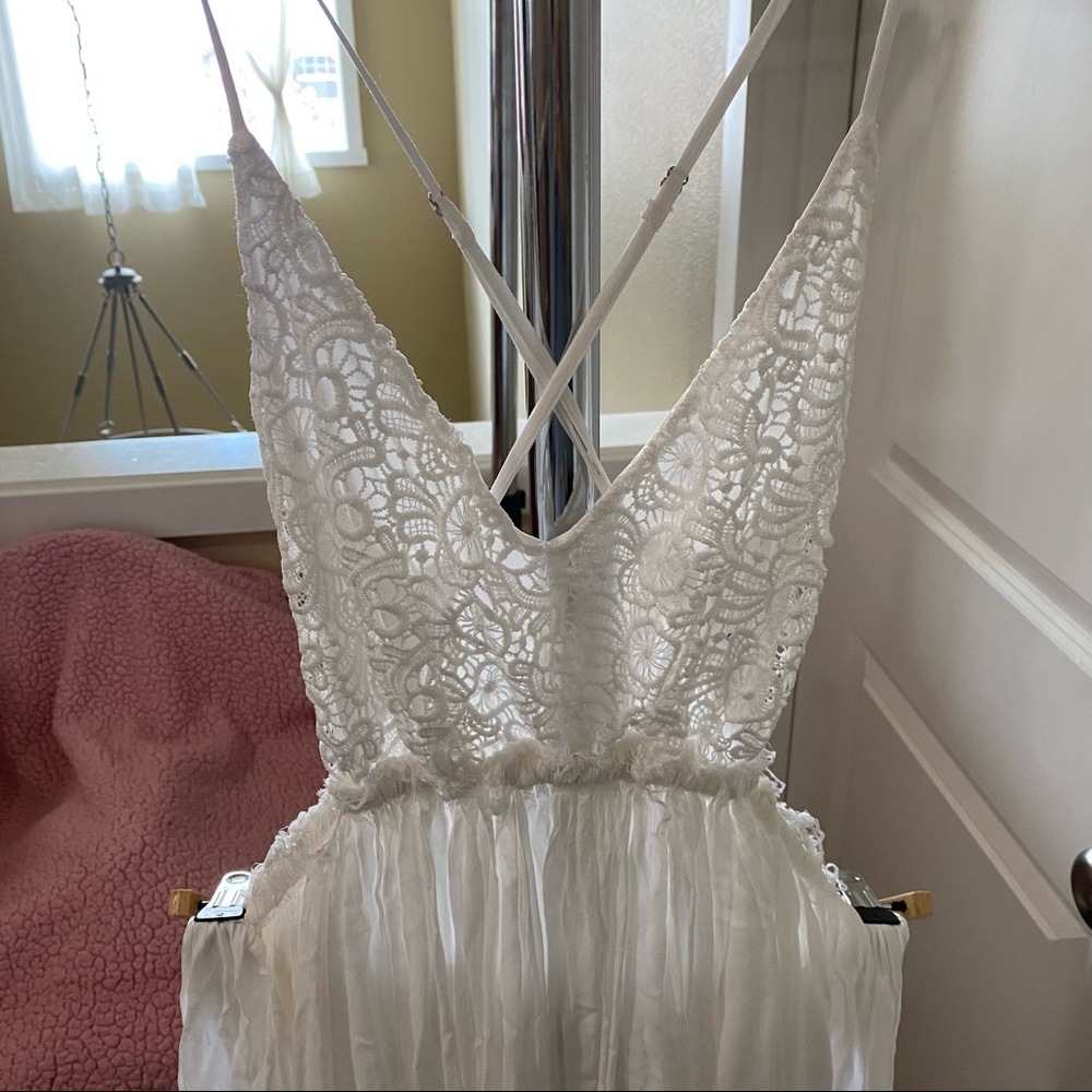 Flowy white maxi dress with open back and sides 🤍